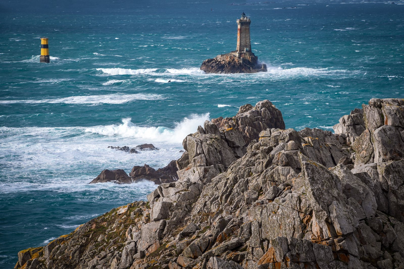 Phare breton battu par la mer sur la côte finistérienne