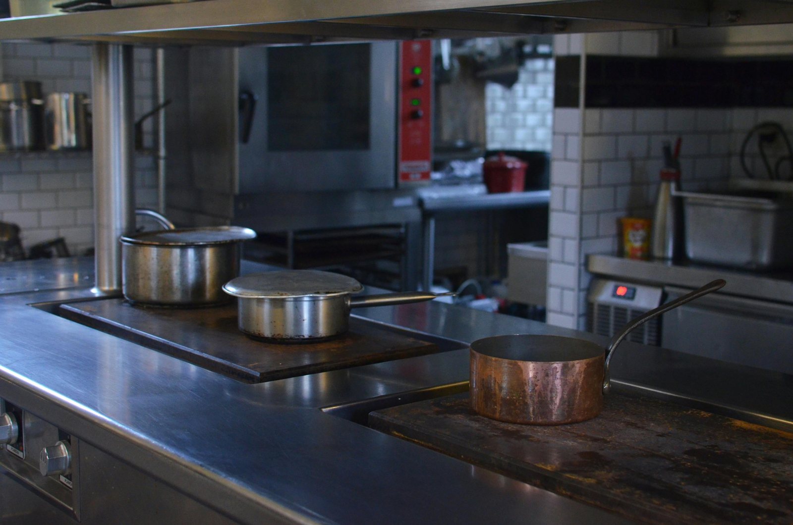 Cuisine professionnelle équipée dans un établissement de restauration