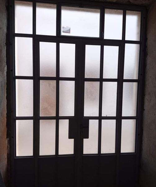 Porta em ferro com vidro duplo